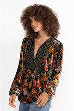 Load image into Gallery viewer, JASMOON FLORE VELVET CURVED HEM BLOUSE
